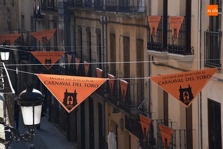Foto 4 - La calle San Juan se llena de pa&ntilde;uelos farinatos gracias a sus vecinos y comerciantes