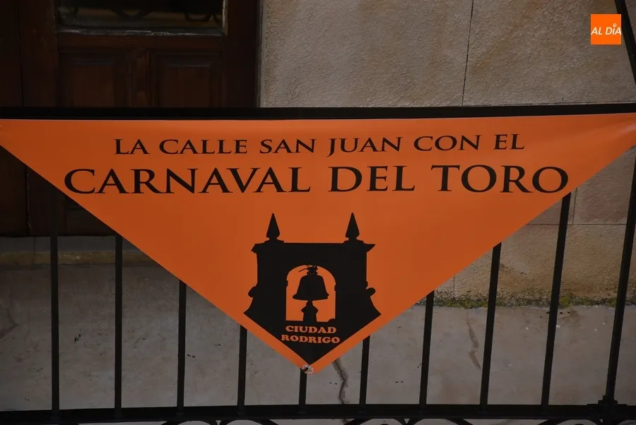 Foto 5 - La calle San Juan se llena de pa&ntilde;uelos farinatos gracias a sus vecinos y comerciantes