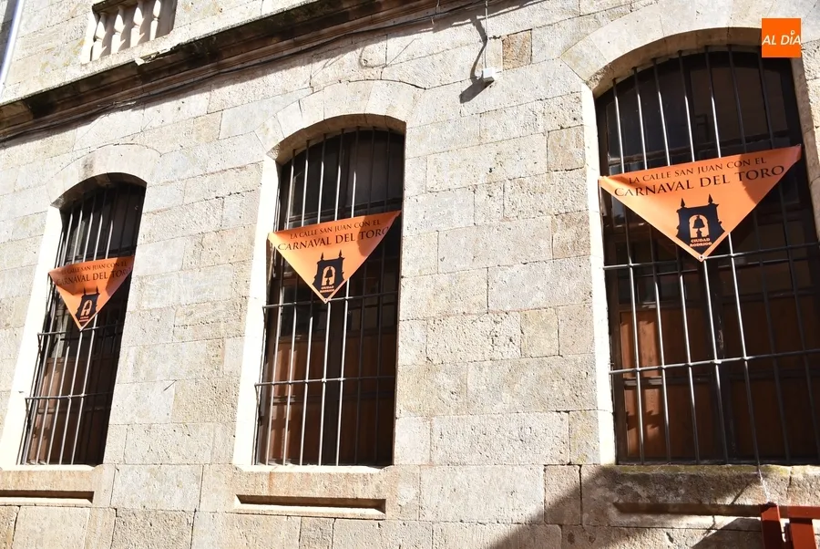 Foto 7 - La calle San Juan se llena de pa&ntilde;uelos farinatos gracias a sus vecinos y comerciantes