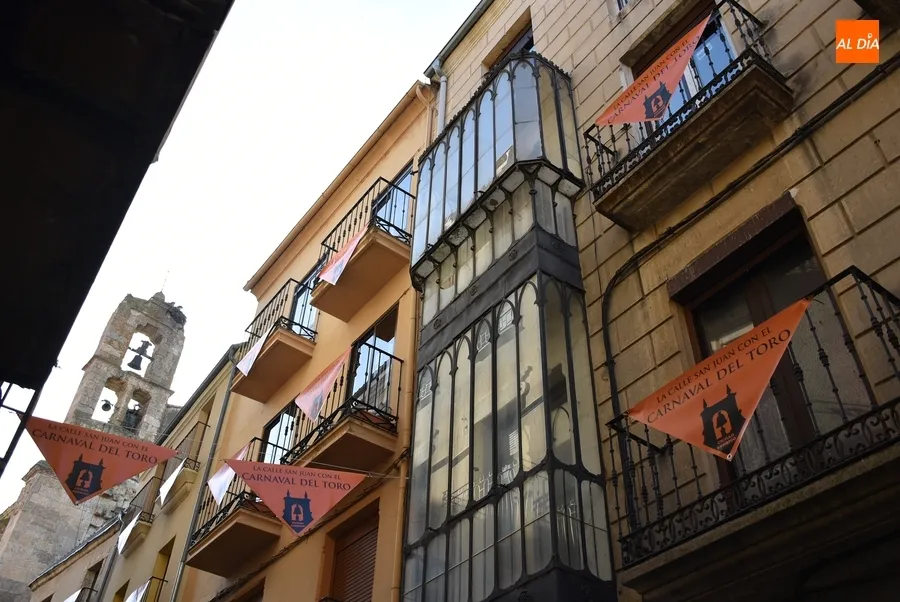 Foto 11 - La calle San Juan se llena de pa&ntilde;uelos farinatos gracias a sus vecinos y comerciantes