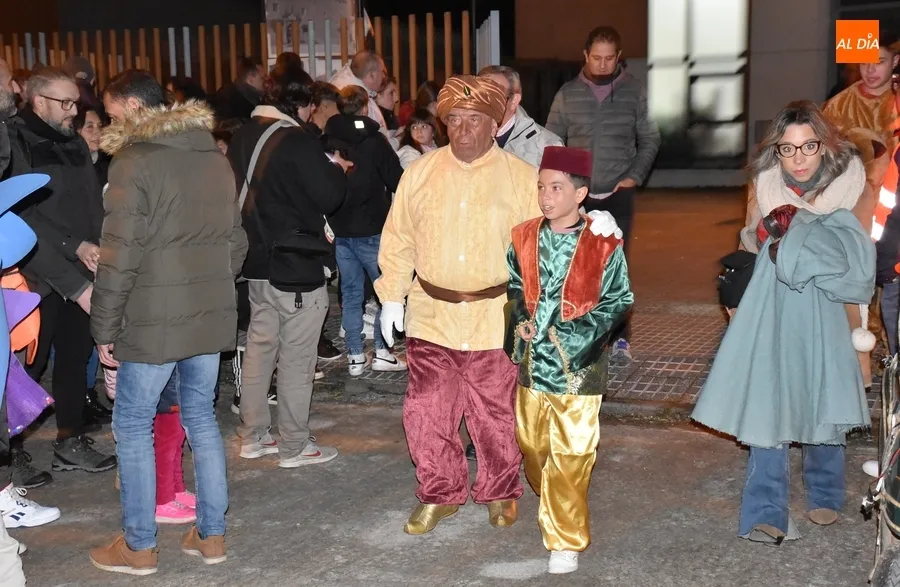 Foto 2 - Los Magos llegan a Mir&oacute;briga en un mar de multitudes acompa&ntilde;ados hasta de sirenas