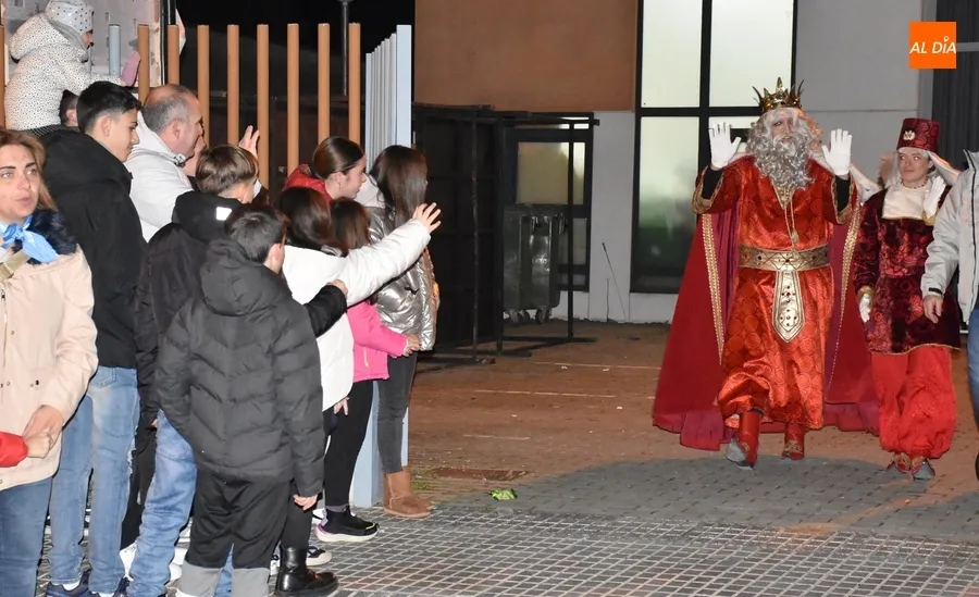 Foto 3 - Los Magos llegan a Mir&oacute;briga en un mar de multitudes acompa&ntilde;ados hasta de sirenas