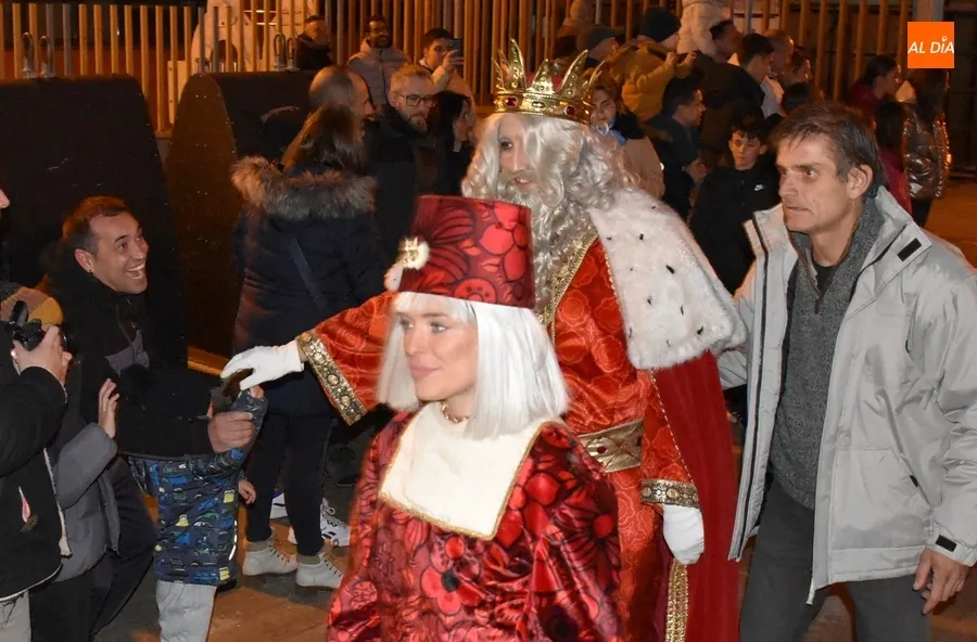 Foto 4 - Los Magos llegan a Mir&oacute;briga en un mar de multitudes acompa&ntilde;ados hasta de sirenas