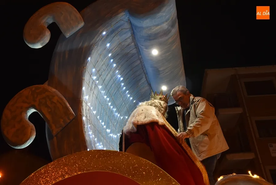 Foto 5 - Los Magos llegan a Mir&oacute;briga en un mar de multitudes acompa&ntilde;ados hasta de sirenas