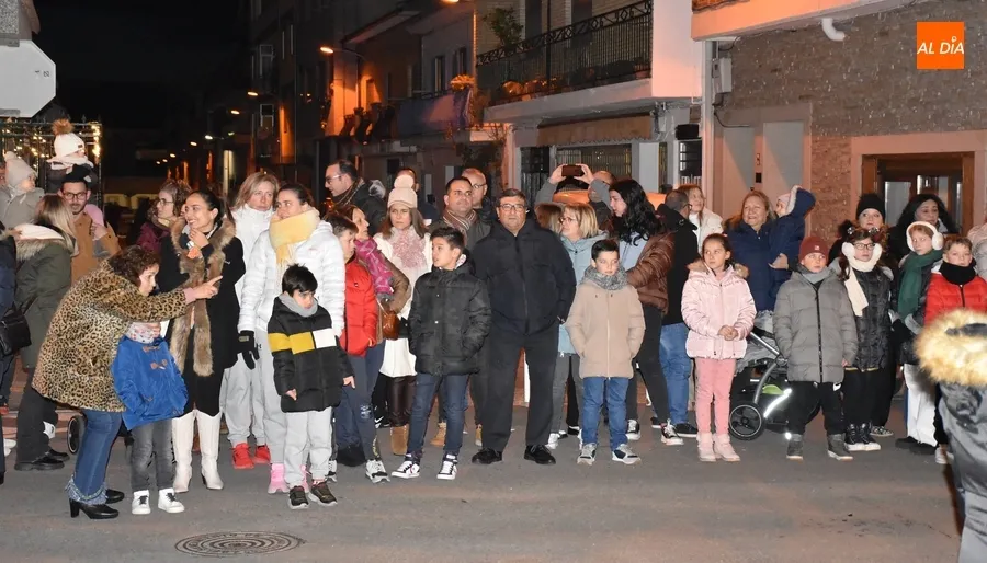 Foto 9 - Los Magos llegan a Mir&oacute;briga en un mar de multitudes acompa&ntilde;ados hasta de sirenas
