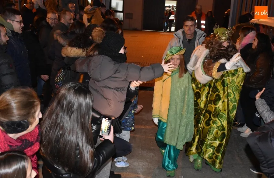 Foto 10 - Los Magos llegan a Mir&oacute;briga en un mar de multitudes acompa&ntilde;ados hasta de sirenas