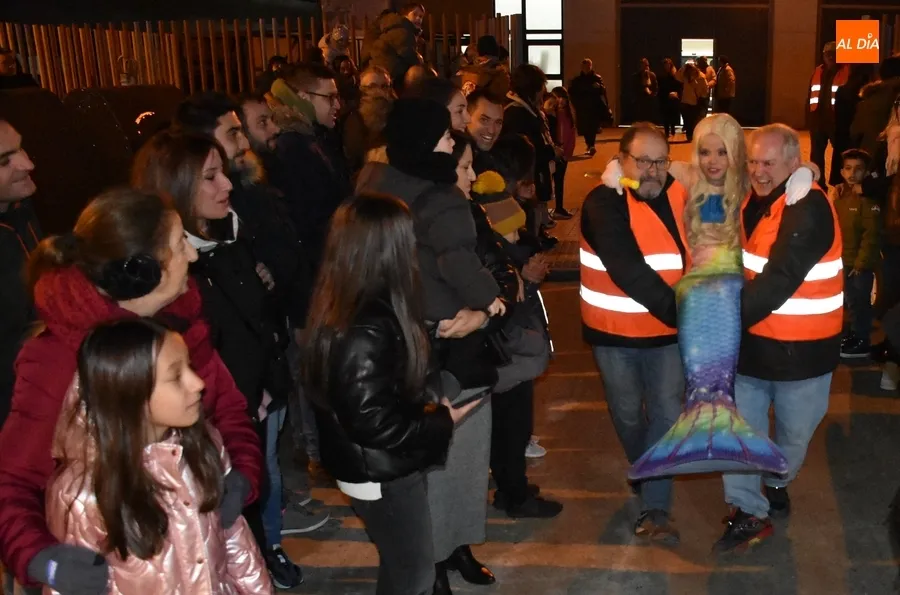 Foto 11 - Los Magos llegan a Mir&oacute;briga en un mar de multitudes acompa&ntilde;ados hasta de sirenas