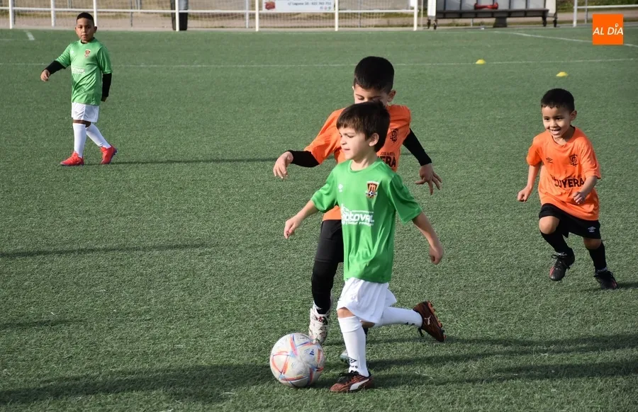 Foto 4 - El Ciudad Rodrigo CF da el pitido inicial a su novedosa Liga Comarcal Prebenjam&iacute;n