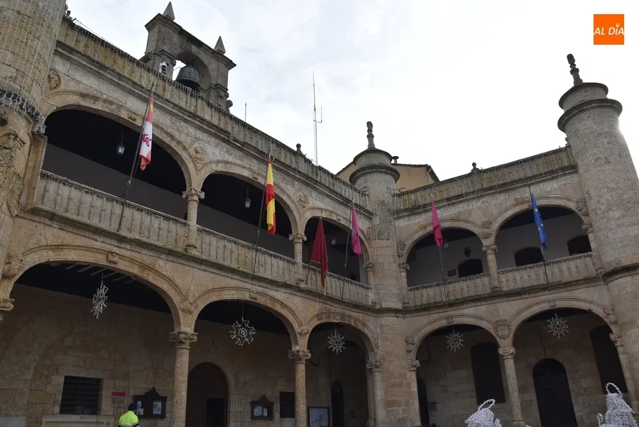 Foto 5 - El pend&oacute;n de San Sebasti&aacute;n luce en la balconada de la Casa Consistorial