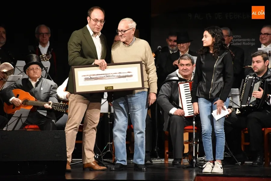 Foto 6 - Antonio Macarro Garc&iacute;a recibe un homenaje por su contribuci&oacute;n al coso taurino carnavalero