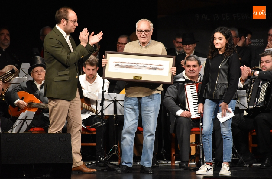 Antonio Macarro García recibe un homenaje por su contribución al coso taurino carnavalero