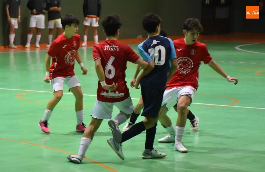 Foto 4 - El Atl&eacute;tico Valladolid se lleva el 1&ordm; triunfo de 2024 en Conde de Fox&aacute; remontando al III Columnas