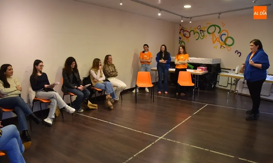 Foto 4 - C&aacute;lida bienvenida a las j&oacute;venes de Chequia y Eslovaquia que van a estudiar en el IES Fray Diego