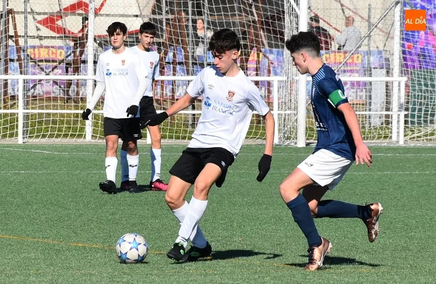 Foto 10 - Luchado empate sin goles del Cadete del Ciudad Rodrigo ante un rival de la zona noble