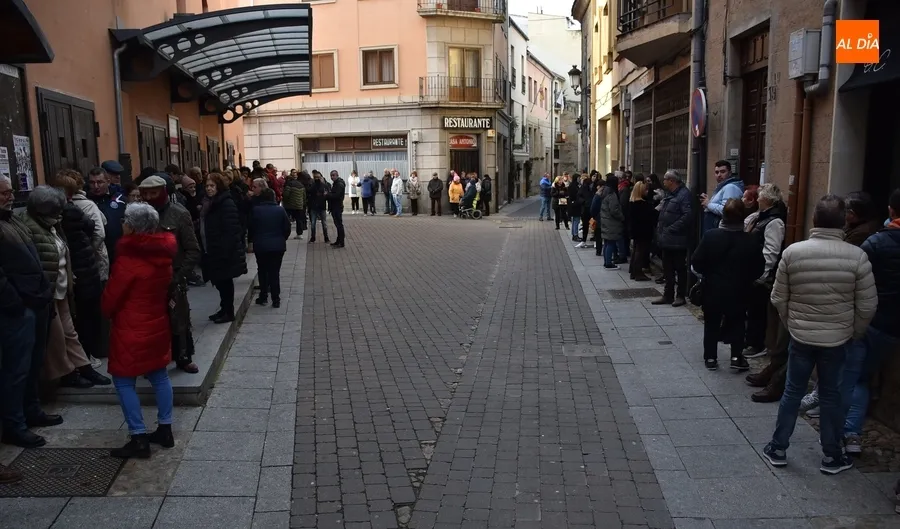Foto 2 - Los fieles de la Rondalla anticipan el madrug&oacute;n a las 5.15 horas al adelantarse el reparto