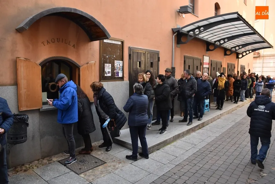Foto 6 - Los fieles de la Rondalla anticipan el madrug&oacute;n a las 5.15 horas al adelantarse el reparto
