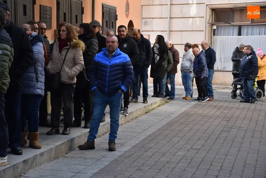 Foto 9 - Los fieles de la Rondalla anticipan el madrug&oacute;n a las 5.15 horas al adelantarse el reparto