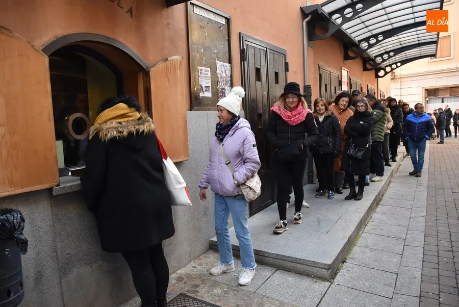 Foto 10 - Los fieles de la Rondalla anticipan el madrug&oacute;n a las 5.15 horas al adelantarse el reparto