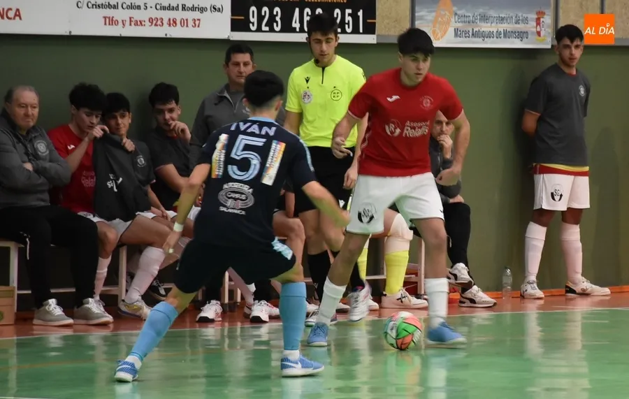 Foto 2 - El l&iacute;der de la Divisi&oacute;n de Honor Juvenil impone tambi&eacute;n su ley en Conde de Fox&aacute;