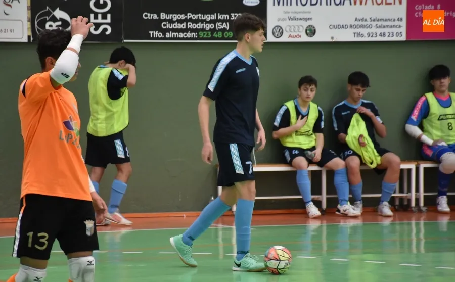 Foto 3 - El l&iacute;der de la Divisi&oacute;n de Honor Juvenil impone tambi&eacute;n su ley en Conde de Fox&aacute;