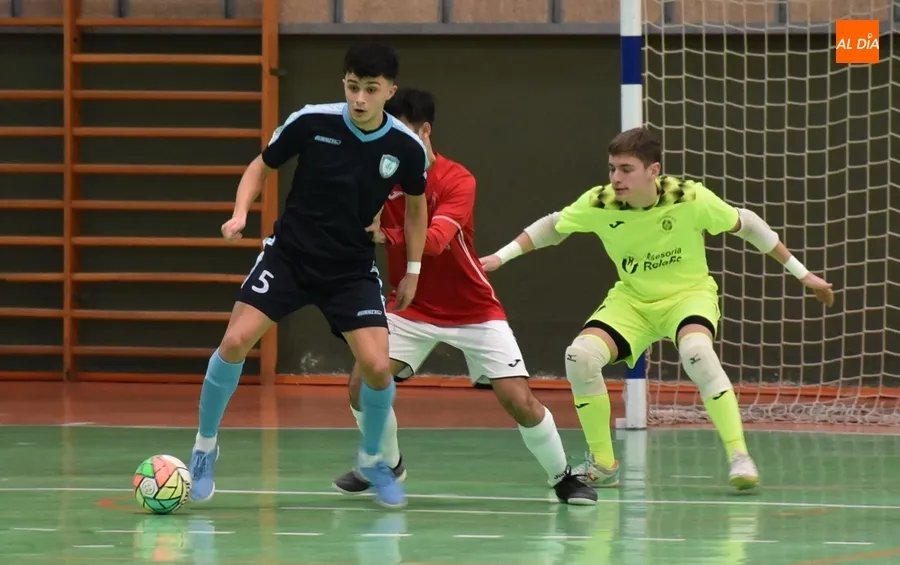 Foto 4 - El l&iacute;der de la Divisi&oacute;n de Honor Juvenil impone tambi&eacute;n su ley en Conde de Fox&aacute;