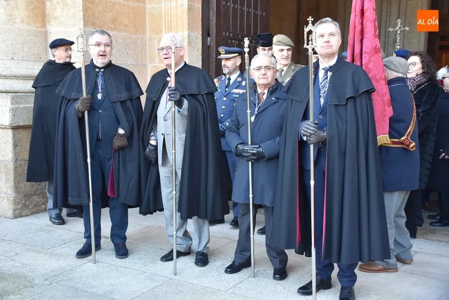 Foto 2 - San Sebasti&aacute;n procesiona por Mir&oacute;briga acompa&ntilde;ado por una multitud pese al fr&iacute;o