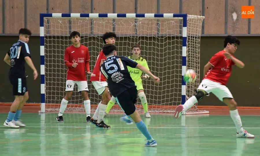 Foto 5 - El l&iacute;der de la Divisi&oacute;n de Honor Juvenil impone tambi&eacute;n su ley en Conde de Fox&aacute;