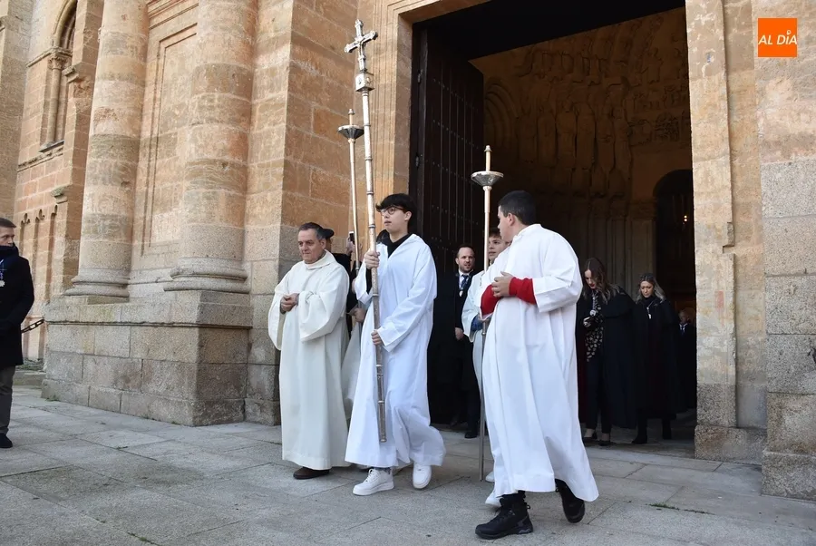 Foto 3 - San Sebasti&aacute;n procesiona por Mir&oacute;briga acompa&ntilde;ado por una multitud pese al fr&iacute;o