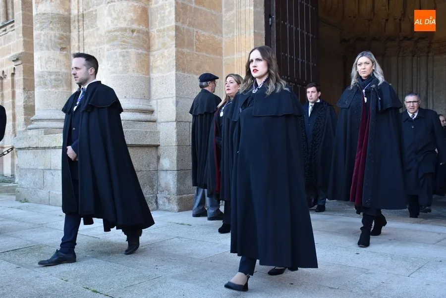 Foto 4 - San Sebasti&aacute;n procesiona por Mir&oacute;briga acompa&ntilde;ado por una multitud pese al fr&iacute;o