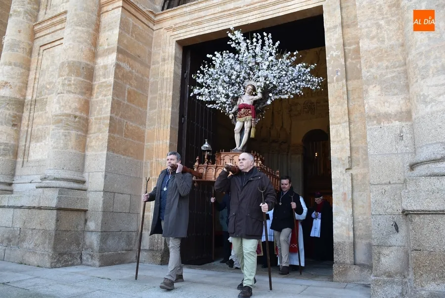 Foto 9 - San Sebasti&aacute;n procesiona por Mir&oacute;briga acompa&ntilde;ado por una multitud pese al fr&iacute;o