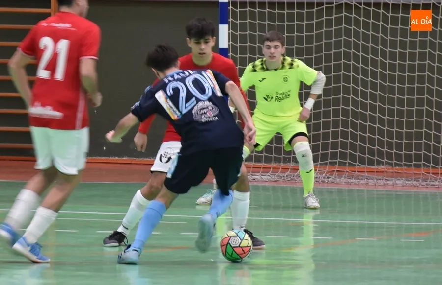 Foto 6 - El l&iacute;der de la Divisi&oacute;n de Honor Juvenil impone tambi&eacute;n su ley en Conde de Fox&aacute;