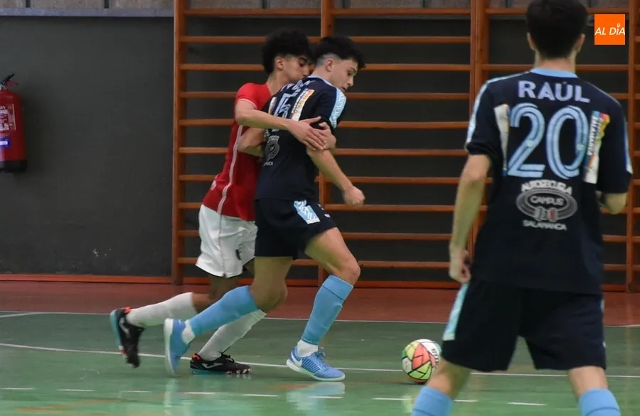 Foto 7 - El l&iacute;der de la Divisi&oacute;n de Honor Juvenil impone tambi&eacute;n su ley en Conde de Fox&aacute;