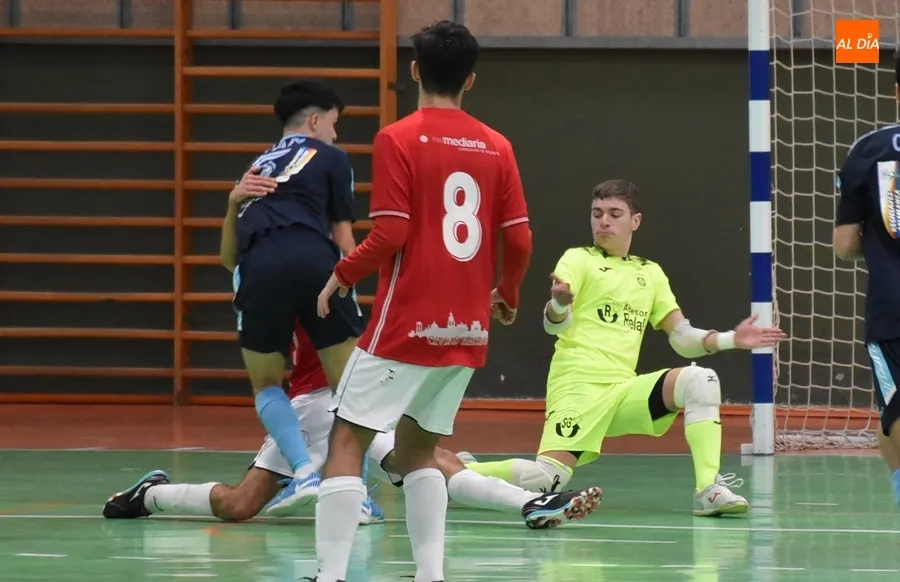 Foto 8 - El l&iacute;der de la Divisi&oacute;n de Honor Juvenil impone tambi&eacute;n su ley en Conde de Fox&aacute;
