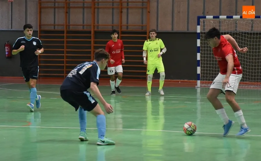 Foto 9 - El l&iacute;der de la Divisi&oacute;n de Honor Juvenil impone tambi&eacute;n su ley en Conde de Fox&aacute;