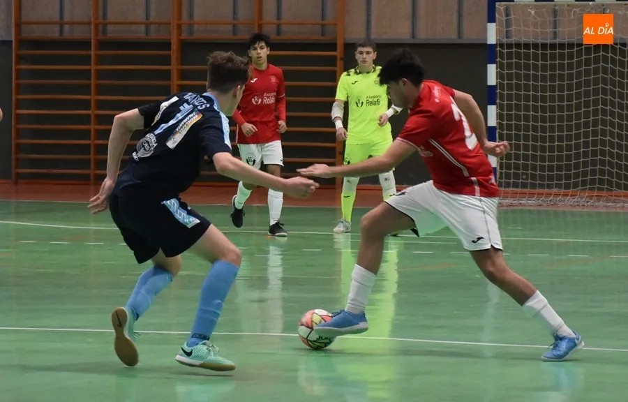 Foto 10 - El l&iacute;der de la Divisi&oacute;n de Honor Juvenil impone tambi&eacute;n su ley en Conde de Fox&aacute;
