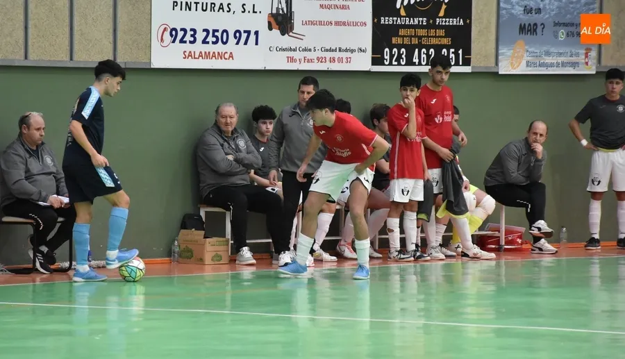Foto 11 - El l&iacute;der de la Divisi&oacute;n de Honor Juvenil impone tambi&eacute;n su ley en Conde de Fox&aacute;