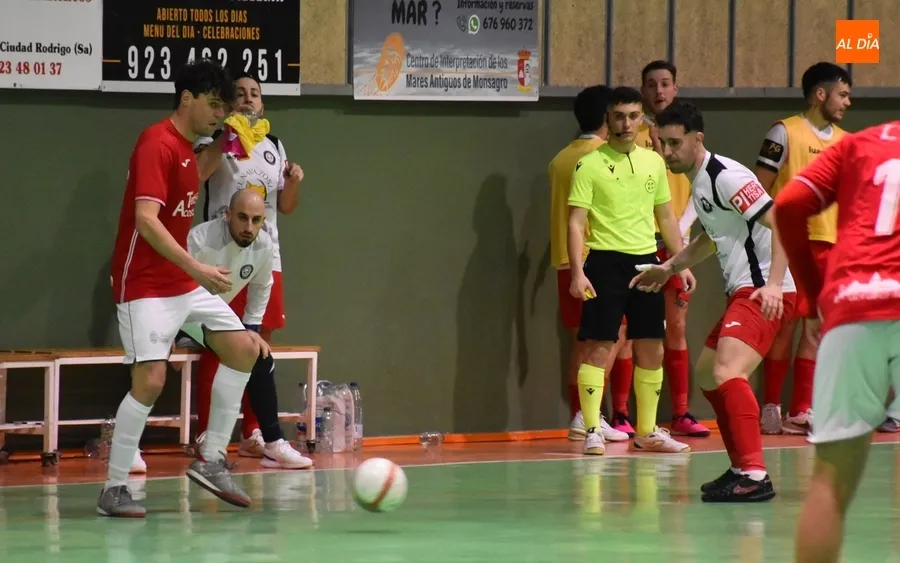 Foto 3 - El III Senior cae en la recta final del derby ante Alhambra