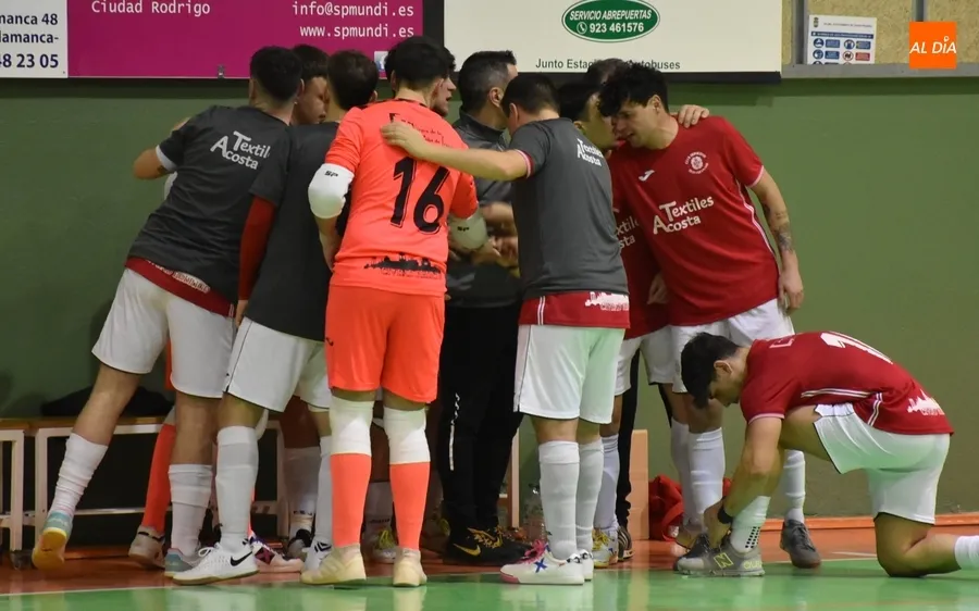 Foto 4 - El III Senior cae en la recta final del derby ante Alhambra