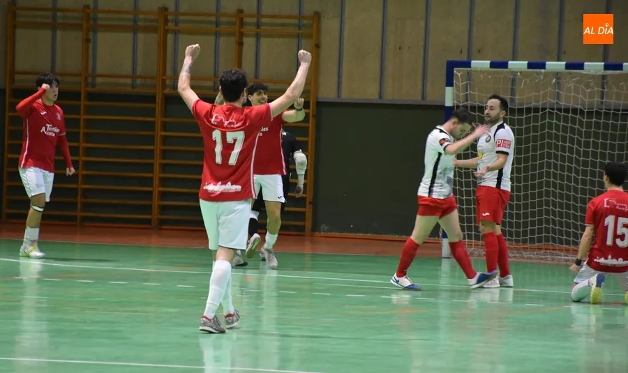 Foto 6 - El III Senior cae en la recta final del derby ante Alhambra