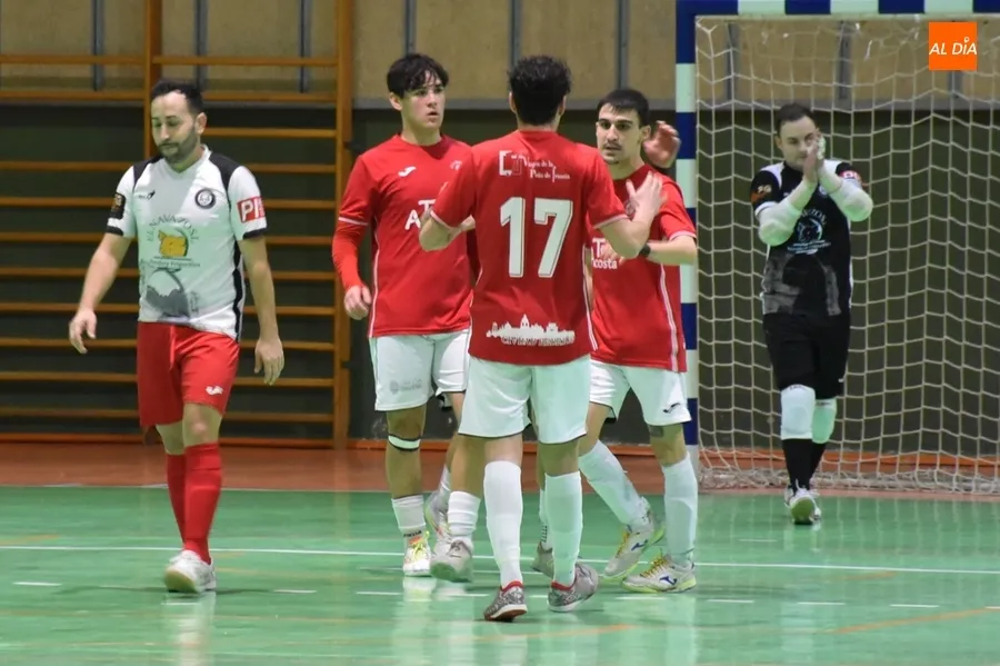Foto 7 - El III Senior cae en la recta final del derby ante Alhambra