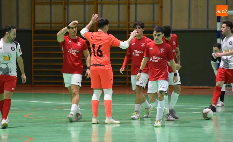 Foto 10 - El III Senior cae en la recta final del derby ante Alhambra