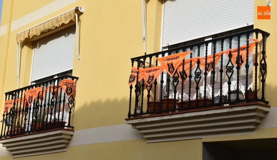 Foto 4 - Los pa&ntilde;uelos farinatos van asomando por las calles