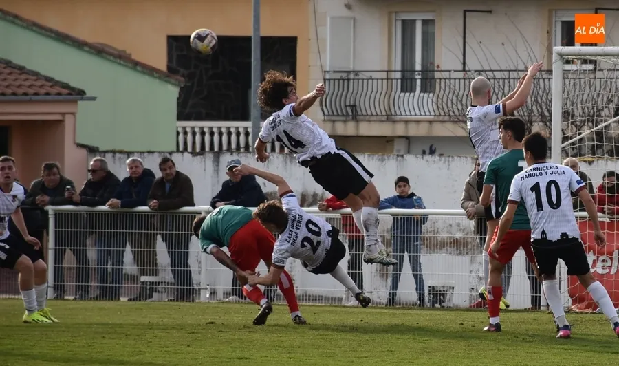 Foto 9 - El Zamora B se confirma como la kryptonita del Ciudad Rodrigo Senior asaltando el Francisco Mateos