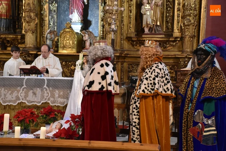 Foto 2 - San Andr&eacute;s recibe entre vivas a unos Reyes Magos cargados de caramelos