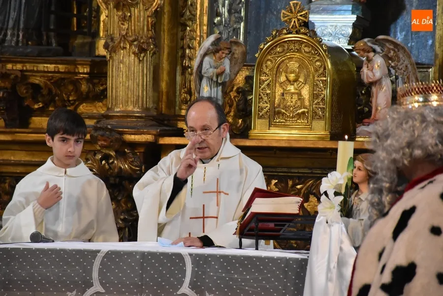 Foto 4 - San Andr&eacute;s recibe entre vivas a unos Reyes Magos cargados de caramelos