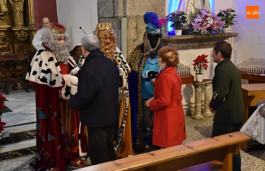 Foto 5 - San Andr&eacute;s recibe entre vivas a unos Reyes Magos cargados de caramelos