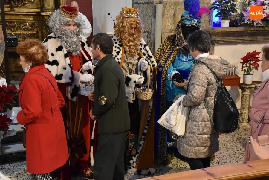 Foto 6 - San Andr&eacute;s recibe entre vivas a unos Reyes Magos cargados de caramelos