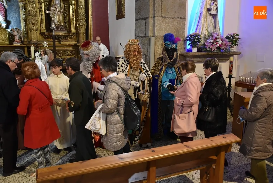 Foto 7 - San Andr&eacute;s recibe entre vivas a unos Reyes Magos cargados de caramelos