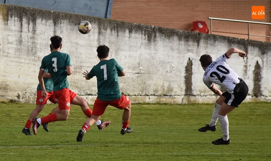 Foto 11 - El Zamora B se confirma como la kryptonita del Ciudad Rodrigo Senior asaltando el Francisco Mateos