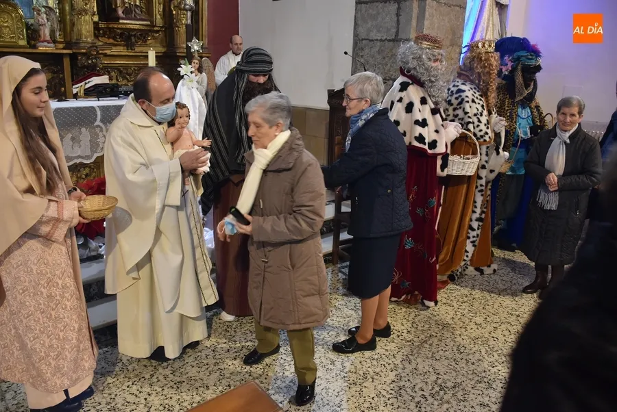 Foto 9 - San Andr&eacute;s recibe entre vivas a unos Reyes Magos cargados de caramelos